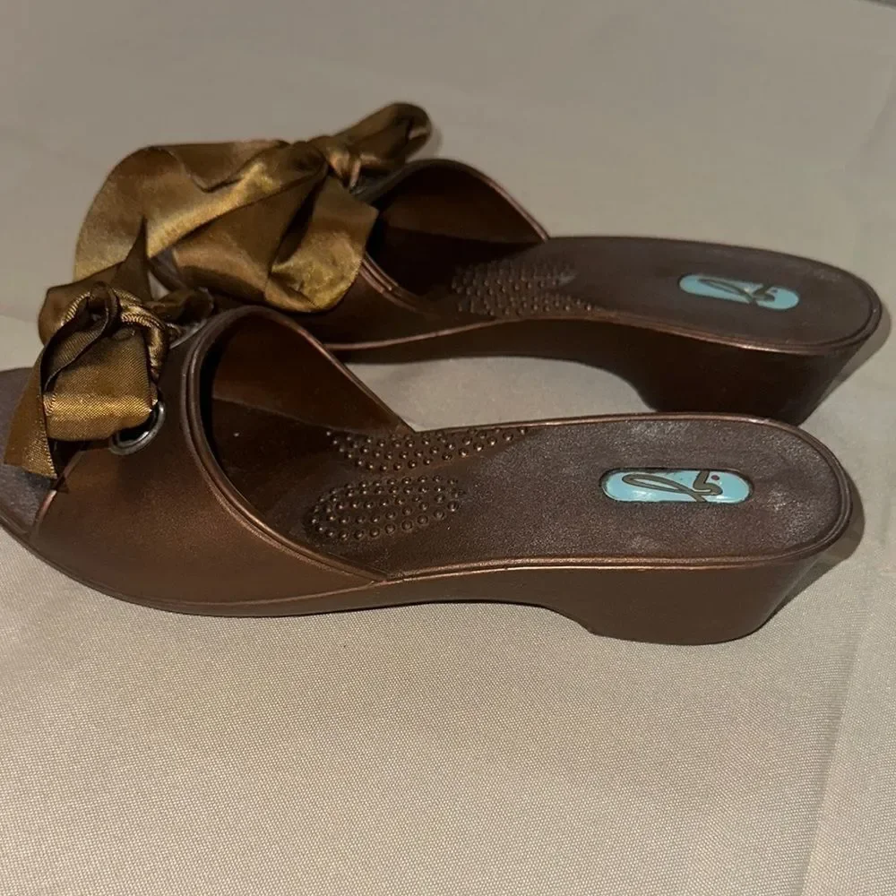 OKA b. Brown/Bronze Bow Women's Slide Sandals Size 6